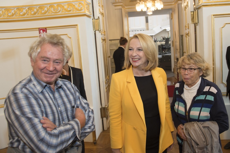 Zweite Nationalratspräsidentin Doris Bures (S) mit BesucherInnen