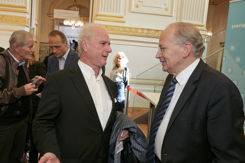 ParlamentarierInnen im Gespräch mit BesucherInnen