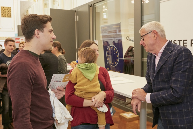 ParlamentarierInnen im Gespräch mit BesucherInnen
