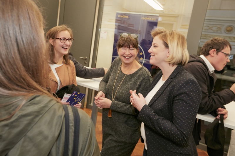 ParlamentarierInnen im Gespräch mit BesucherInnen