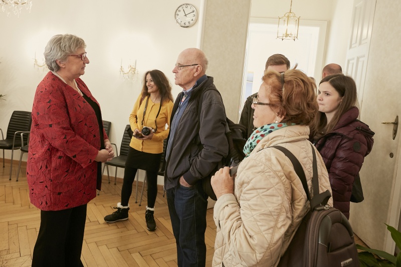 Bundesratspräsidentin Inge Posch-Gruska (S) begrüßt die VeranstaltungsteilnehmerInnen in ihren Amtsräumen