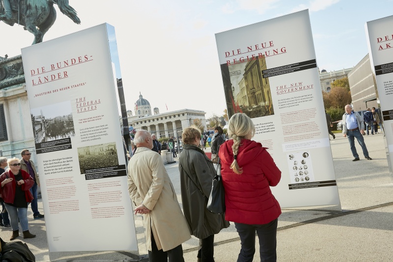 BesucherInnen besichtigen die Republik Ausstellung am Heldenplatz