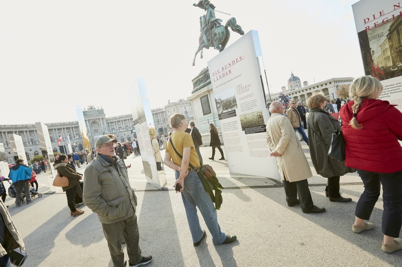 BesucherInnen besichtigen die Republik Ausstellung am Heldenplatz