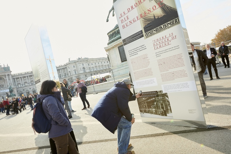 BesucherInnen besichtigen die Republik Ausstellung am Heldenplatz
