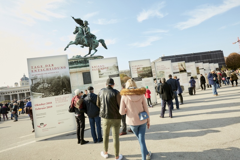 BesucherInnen besichtigen die Republik Ausstellung am Heldenplatz