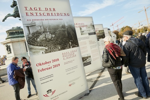 BesucherInnen besichtigen die Republik Ausstellung am Heldenplatz