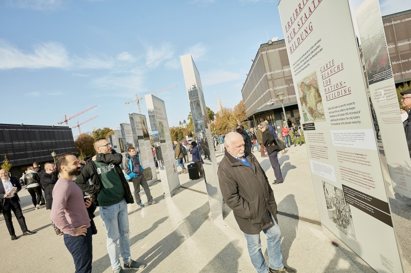 BesucherInnen besichtigen die Republik Ausstellung am Heldenplatz