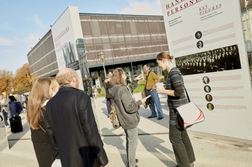 BesucherInnen besichtigen die Republik Ausstellung am Heldenplatz