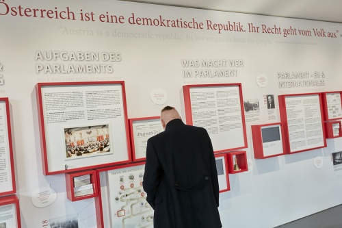 BesucherInnen besichtigen den Infopoint im Pavillon Burg am Heldenplatz