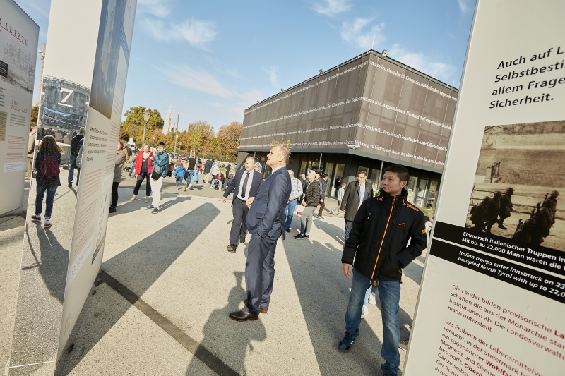 BesucherInnen besichtigen die Republik Ausstellung am Heldenplatz