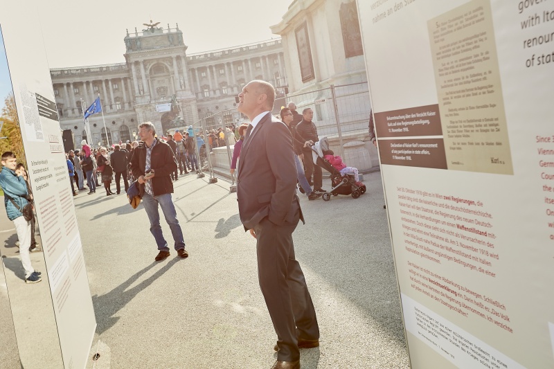 BesucherInnen besichtigen die Republik Ausstellung am Heldenplatz