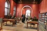 BesucherInnen besichtigen die Parlamentsbibliothek im Palais Epstein