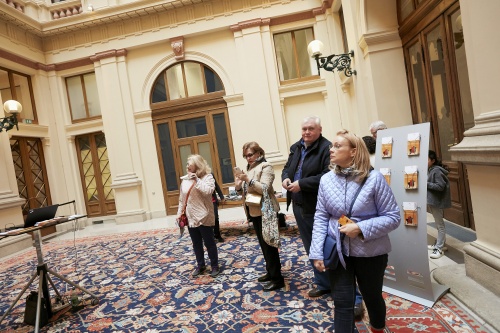 BesucherInnen besichtigen die Parlamentsbibliothek im Palais Epstein