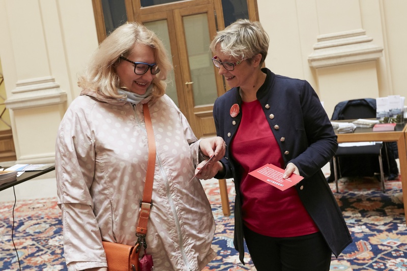BesucherInnen besichtigen die Parlamentsbibliothek im Palais Epstein