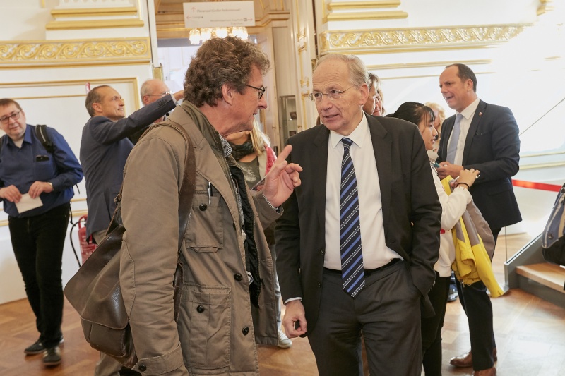 ParlamentarierInnen im Gespräch mit BesucherInnen