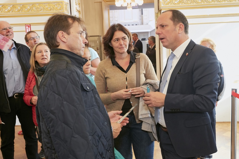 ParlamentarierInnen im Gespräch mit BesucherInnen