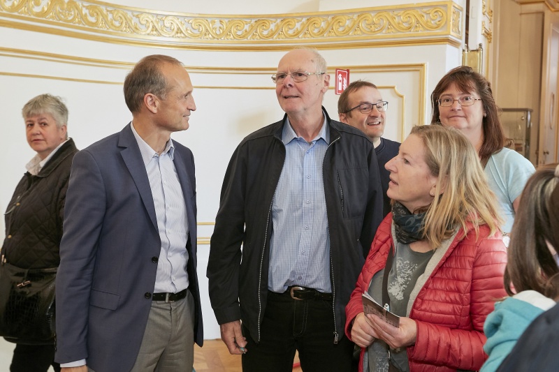 ParlamentarierInnen im Gespräch mit BesucherInnen