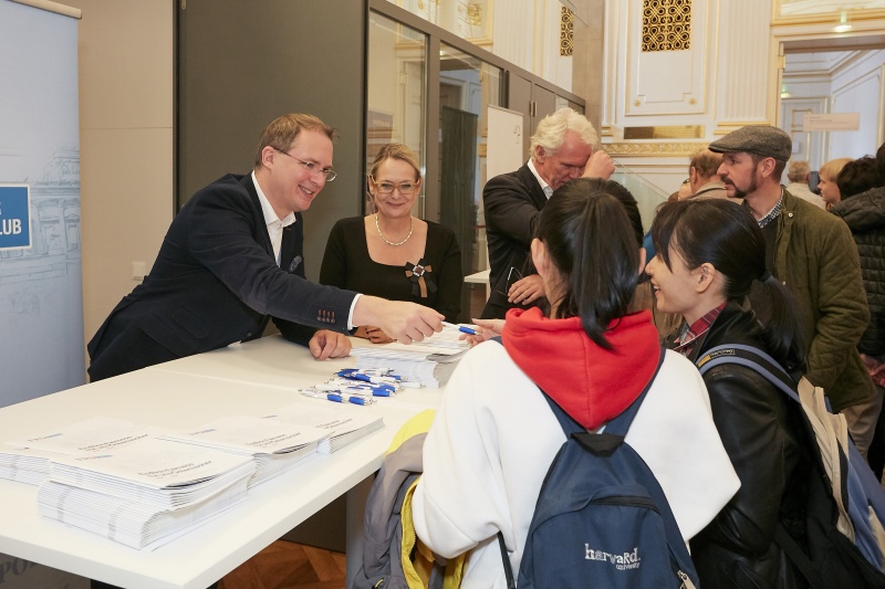 ParlamentarierInnen im Gespräch mit BesucherInnen