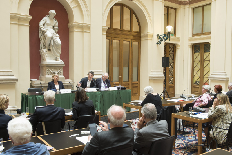 Am Podium: Ilona Graenitz, Nationalratsabgeordneter Peter Weidinger (V), MEP a.D. Lord Richard Balfe