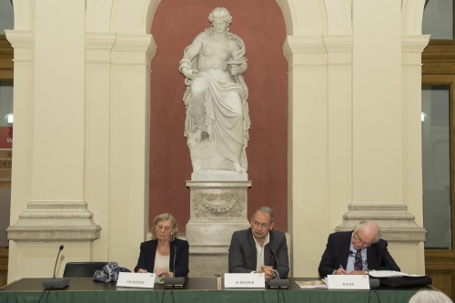 Am Podium von links: Ilona Graenitz, Nationalratsabgeordneter Andreas Schieder (S), MEP a.D. Lord Richard Balfe