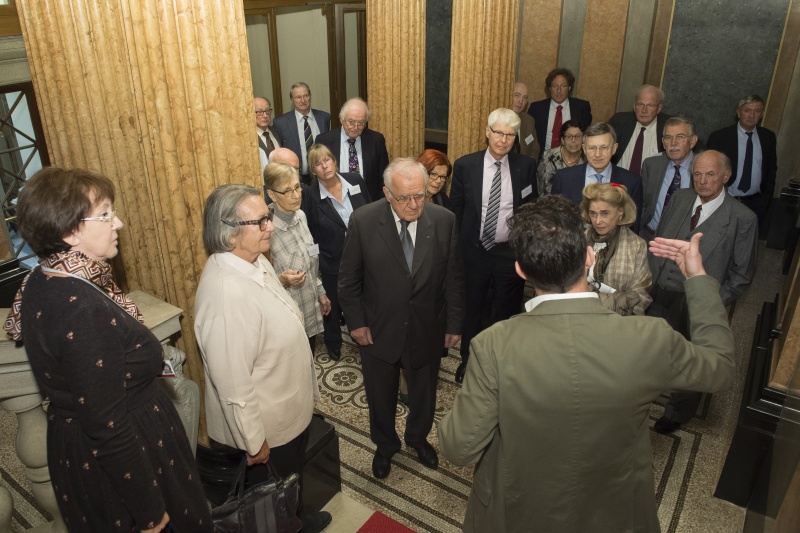 Blick Richtung VeranstaltungsteilnehmerInnen bei einer Führung durch das Palais Epstein