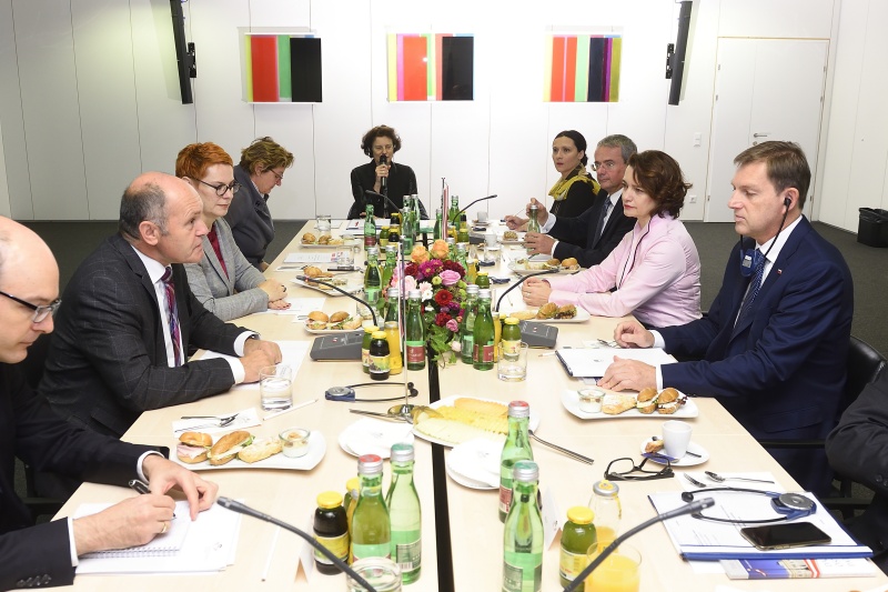 Aussprache. Linke Tischhälfte: Österreichische Delegation unter der Leitung von Nationalratspräsident Wolfgang Sobotka (V) (2. von links). Rechte Tischhälfte: Slowenische Delegation unter der Leitung von Außenminister Miroslav Cerar (rechts)