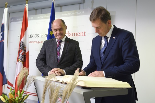 Eintrag in das Gästebuch. Von links: Nationalratspräsident Wolfgang Sobotka (V), Slowenischer Außenminister Miroslav Cerar