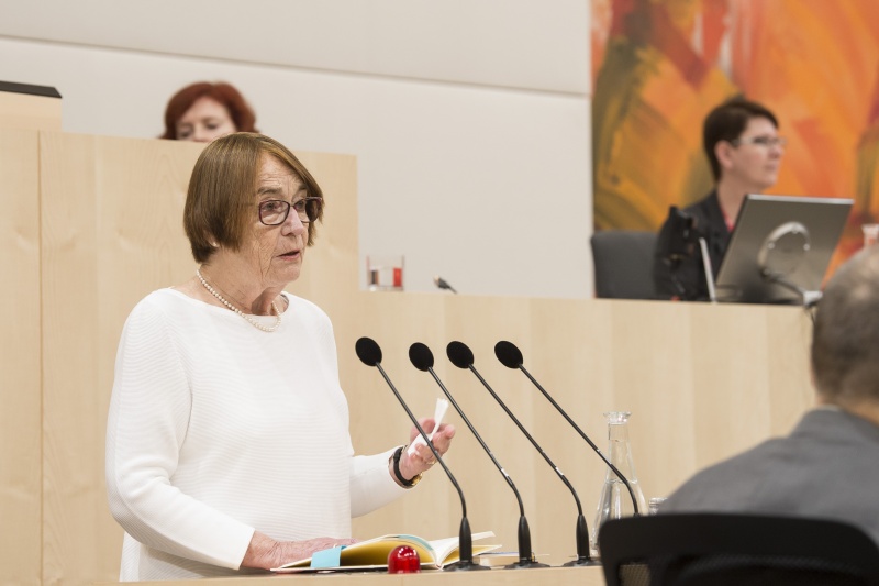 Am Rednerpult: Autorin Renate Welsh