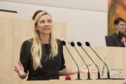 Am Rednerpult: Bundesministerin für Frauen, Familien und Jugend Juliane Bogner-Strauß (V)