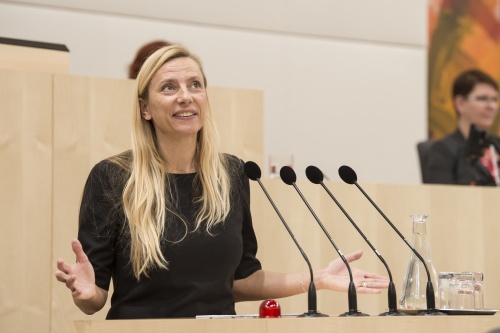 Am Rednerpult: Bundesministerin für Frauen, Familien und Jugend Juliane Bogner-Strauß (V)