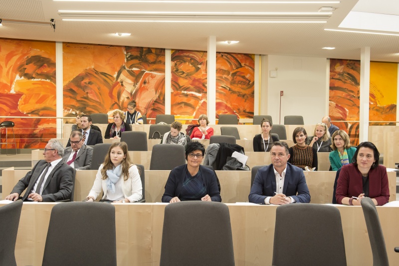 Blick Richtung VeranstaltungsteilnehmerInnen. Erste Reihe von links: Bundesrat Karl Bader (V), Nationalratsabgeordnete Claudia Plakolm (V); Bundesrätin Marianne Hackl (V), Nationalratsabgeordneter Norbert Sieber (V) und Nationalratsabgeordnete Gudrun Kugler (V)