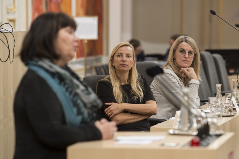 Von rechts: Landesrätin NÖ Ulirike Königsberger-Ludwig, Bundesministerin für Frauen, Familien und Jugend Juliane Bogner-Strauß (V). Am Rednerpult: Landtagspräsidentin Wien Veronika Matiasek