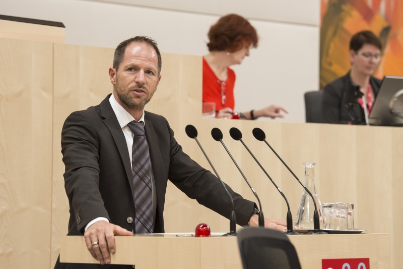 Am Rednerpult: Univ.-Prof. Dr. Reinhard Klaushofer, Universität Salzburg