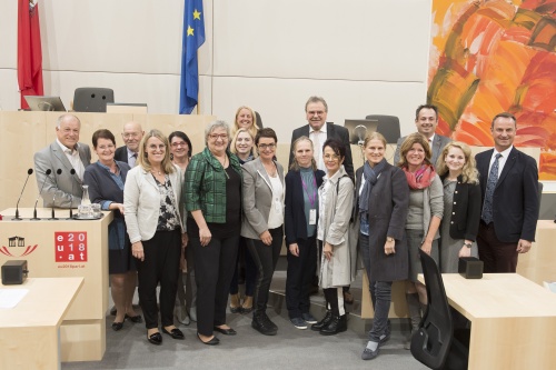 Gruppenfoto mit Bundesratpräsidentin Inge Posch-Gruska (S) (1. Reihe, 2. von links) und teilnehmenden Bundesratsmitgliedern und Nationalratsabgeordneten