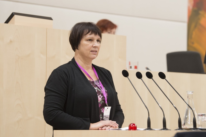 Am Rednerpult: Edith Marlovits, Verein Eltern für Kinder Österreich