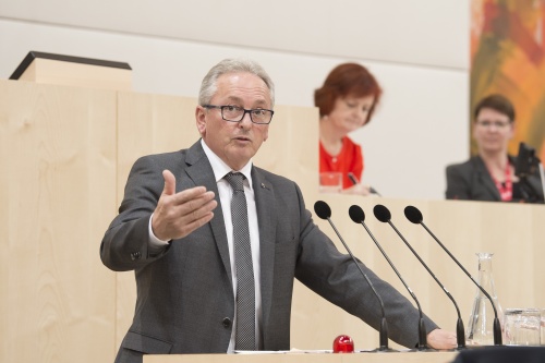 Am Rednerpult: Bundesrat Karl Bader (V)