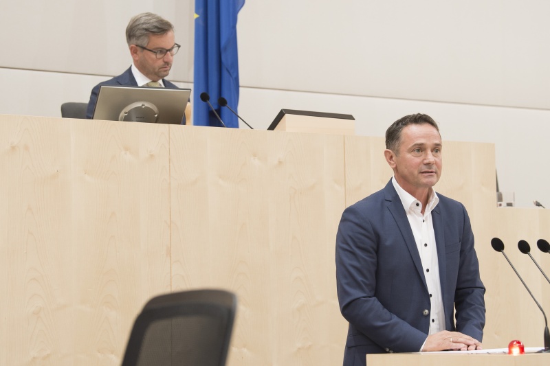 Am Rednerpult: Nationalratsabgeordneter Norbert Sieber (V). Am Präsidium: Bundesratsvizepräsident Magnus Brunner (V)