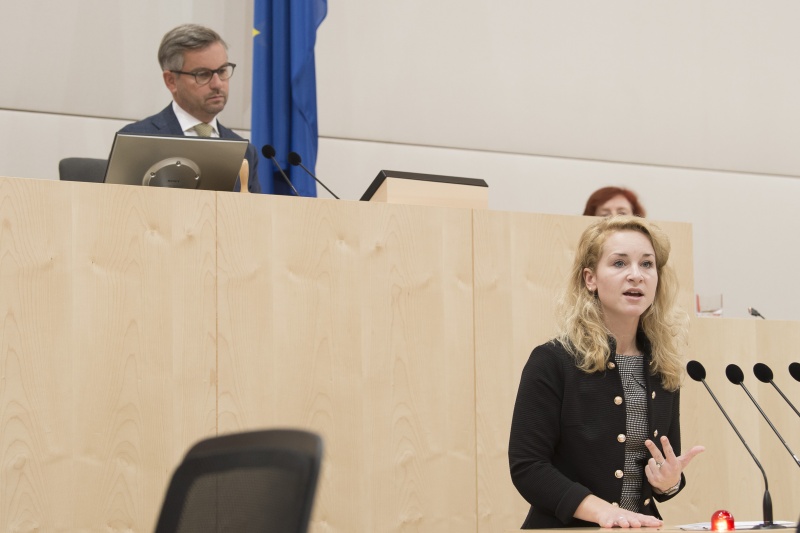 Am Rednerpult: Nationalratsabgeordnete Eva Maria Holzleitner (S). Am Präsidium: Bundesratsvizepräsident Magnus Brunner (V)
