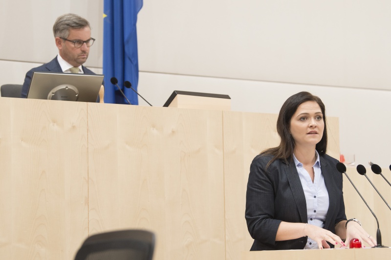 Am Rednerpult: Nationalratsabgeordnete Daniela Holzinger-Vogtenhuber (P). Am Präsidium: Bundesratsvizepräsident Magnus Brunner (V)