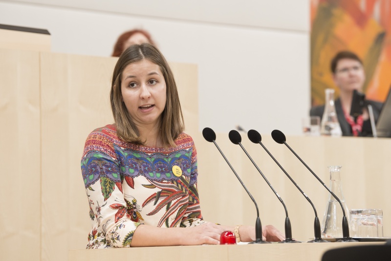 Am Rednerpult: Caroline Pavitsits, Bundesjugendvertretung