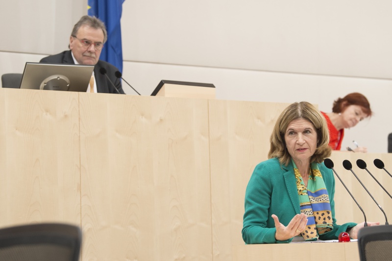 Am Rednerpult: Bundesrätin Andrea Eder-Gitschthaler (V). Am Präsidium: Bundesratvizepräsident Ewald Lindinger (S)