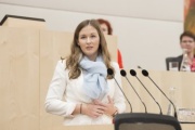 Am Rednerpult: Nationalratsabgeordnete Claudia Plakolm (V)