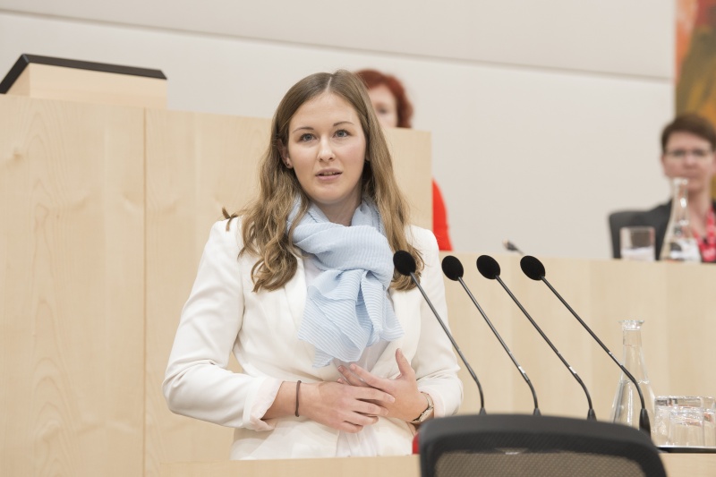 Am Rednerpult: Nationalratsabgeordnete Claudia Plakolm (V)