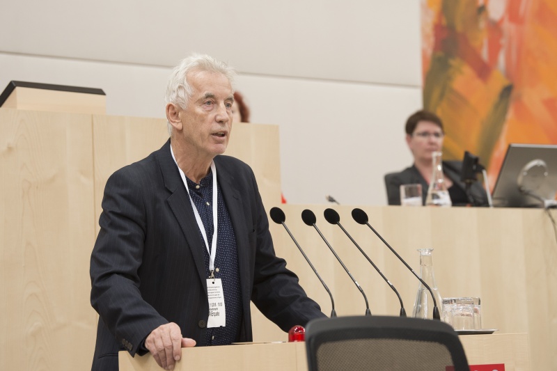 Am Rednerpult: Hubert Löffler