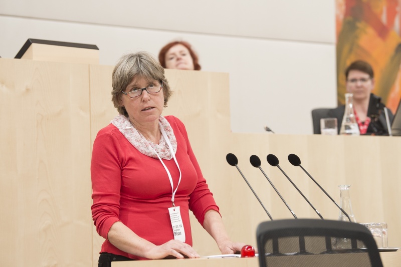 Am Rednerpult: Rosina Baumgartner