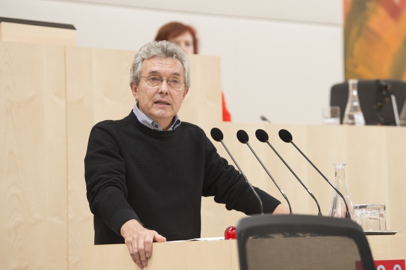 Am Rednerpult: Univ.-Prof. Dr. med Ernst Berger, FA für Kinder- und Jugendpsychiatrie