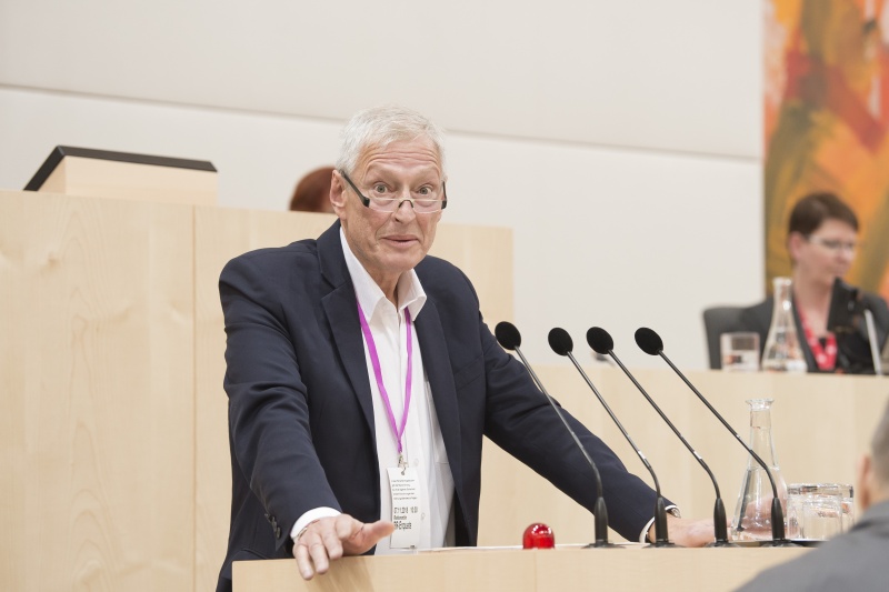 Am Rednerpult: Dr. Christoph Hackspiel, Liga für Kinder- und Jugendgesundheit