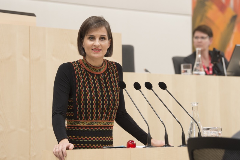 Am Rednerpult: Bundesrätin Martina Ess (V)