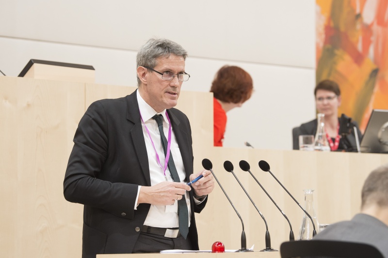 Am Rednerpult: Dr. Helmut Sax, Ludwig Bolzmann Institut für Menschenrechte