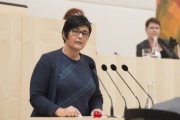 Am Rednerpult: Bundesrätin Marianne Hackl (V)